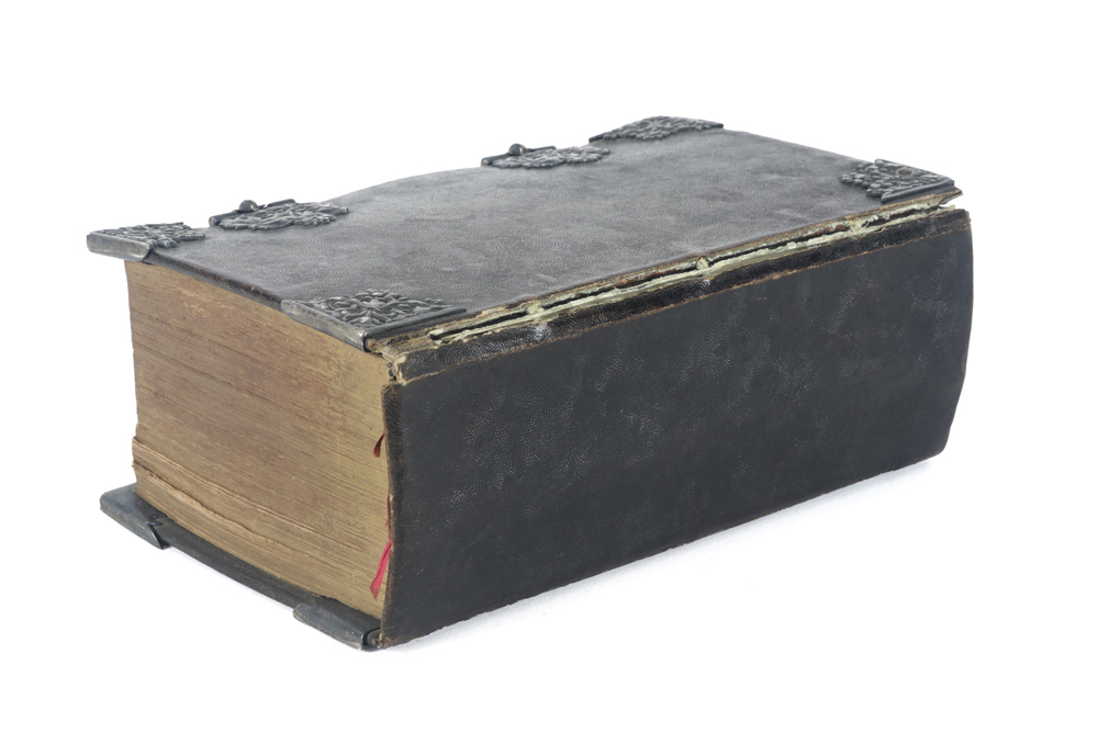 18th Cent. leather bound bible with mountings in silver || Achttiende eeuwse in leder ingebonden - Image 2 of 6