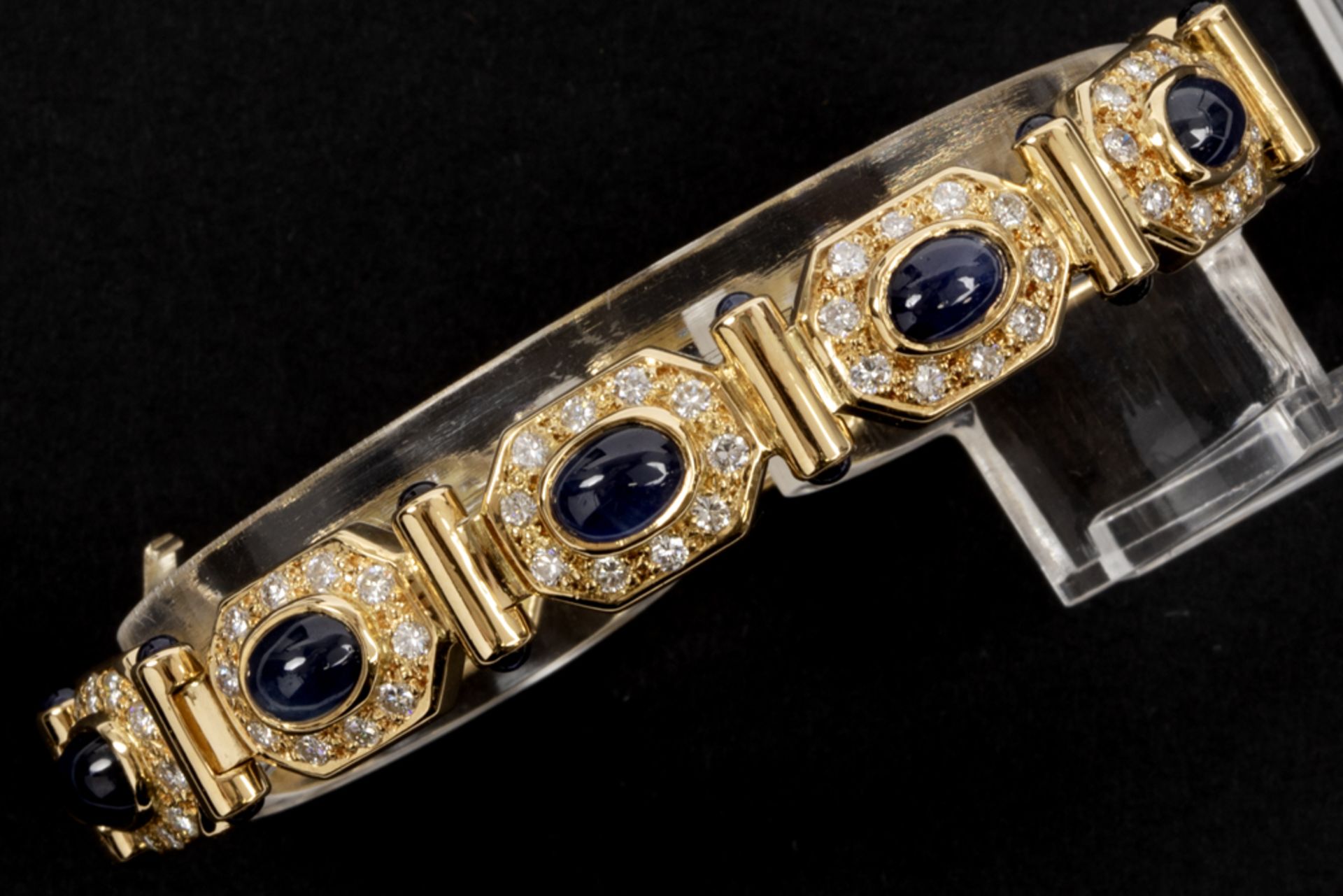 vintage Piaget style bracelet in yellow gold (18 carat) with ca 12 carat of cabochon cut sapphires - Bild 2 aus 2