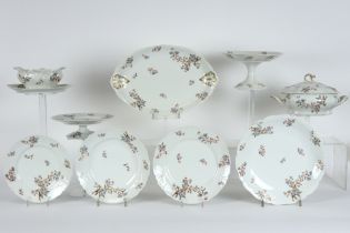 French dinner set (76 pcs) in marked Limoges porcelain with a floral decor || 76-delig eetservies in