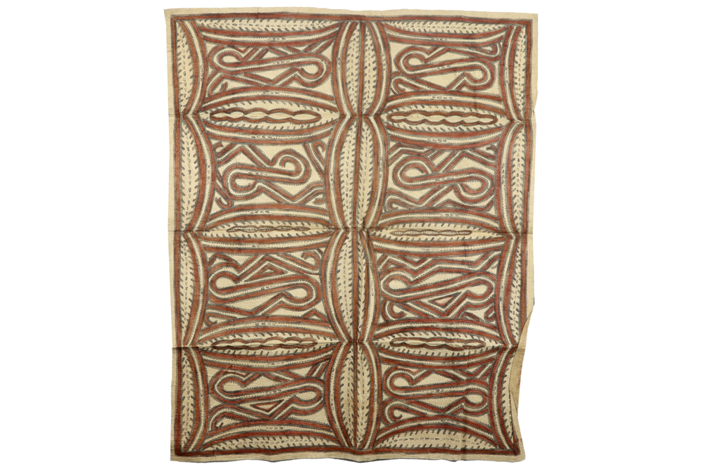 Papua New Guinea Northern Province tapas with typical geometrical decor || PAPOEASIE NIEUW -