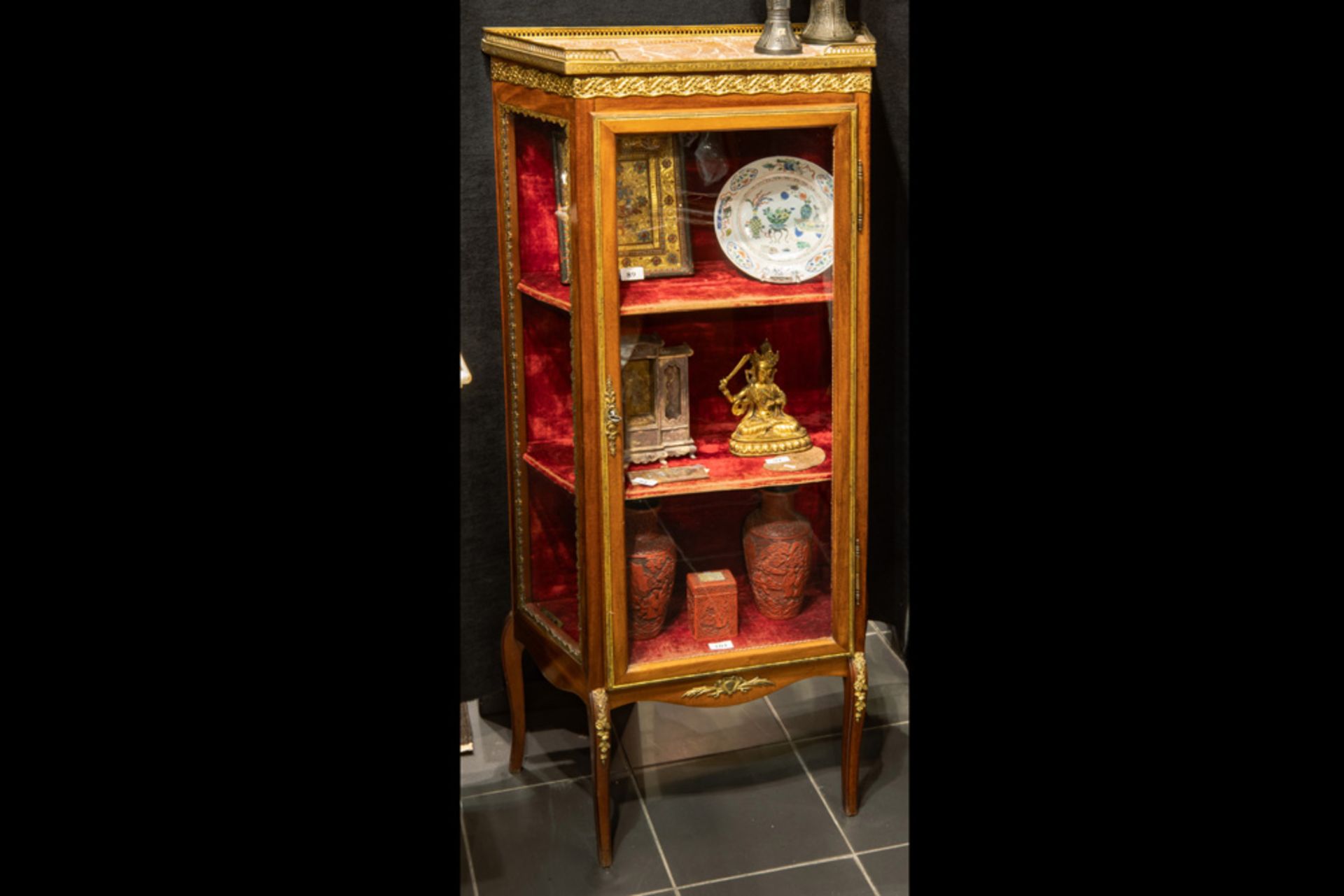 small 'antique' neoclassical display cabinet in walnut with mountings in bronze and with a marble - Image 3 of 4