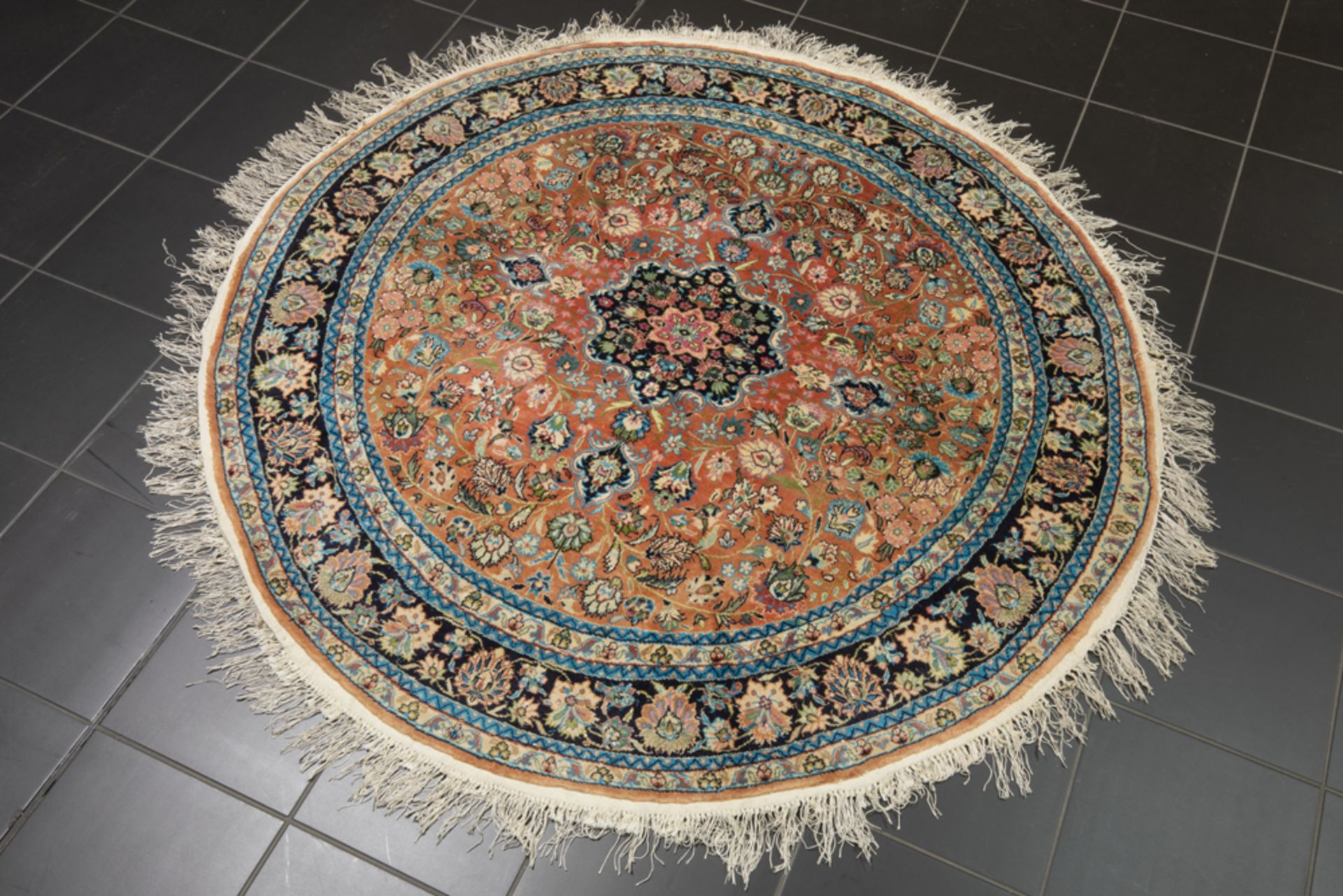 round hand knotted Sino Tabriz in silk || Ronde handgeknoopte Sino-Tabriz in zijde op zijde met