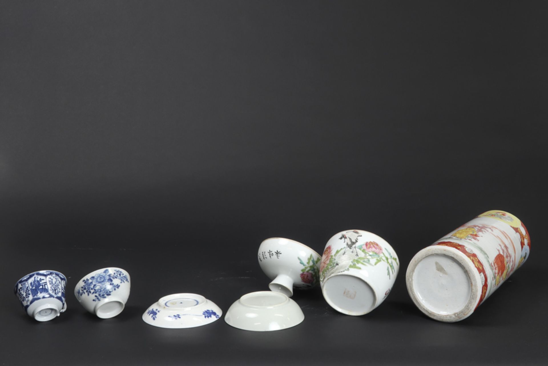 six pieces of Chinese and Japanese porcelain amongst which a marked Chinese republic period lidded - Bild 4 aus 8