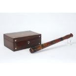 various lot with an antique English box with inlay of mother of pearl and a British baton || Lot van