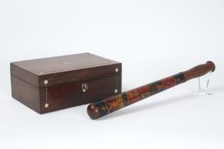 various lot with an antique English box with inlay of mother of pearl and a British baton || Lot van