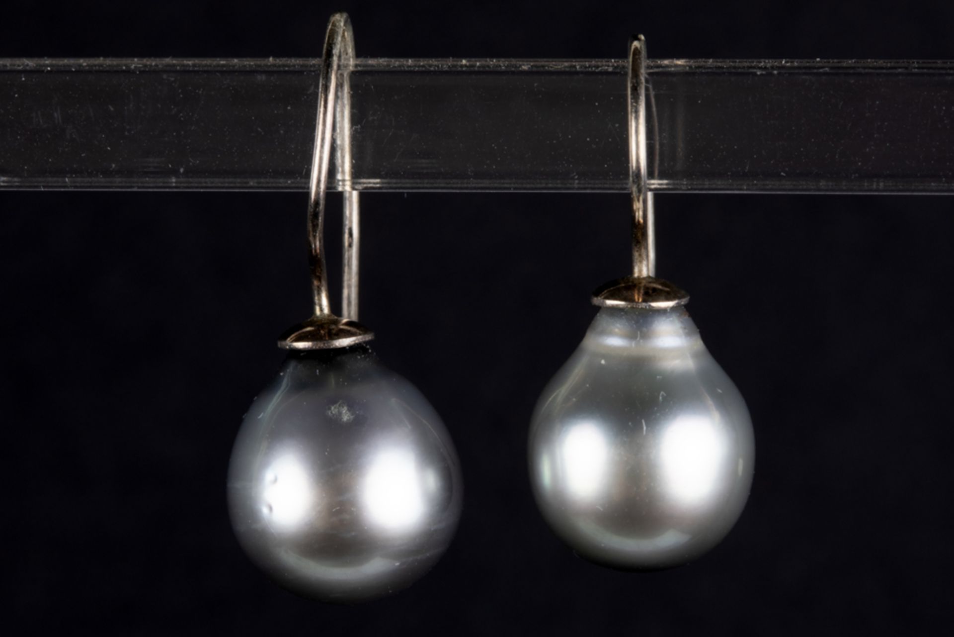three pairs of silver earrings, one pair with grey pearls || Lot van drie paar oorbellen in - Bild 4 aus 4