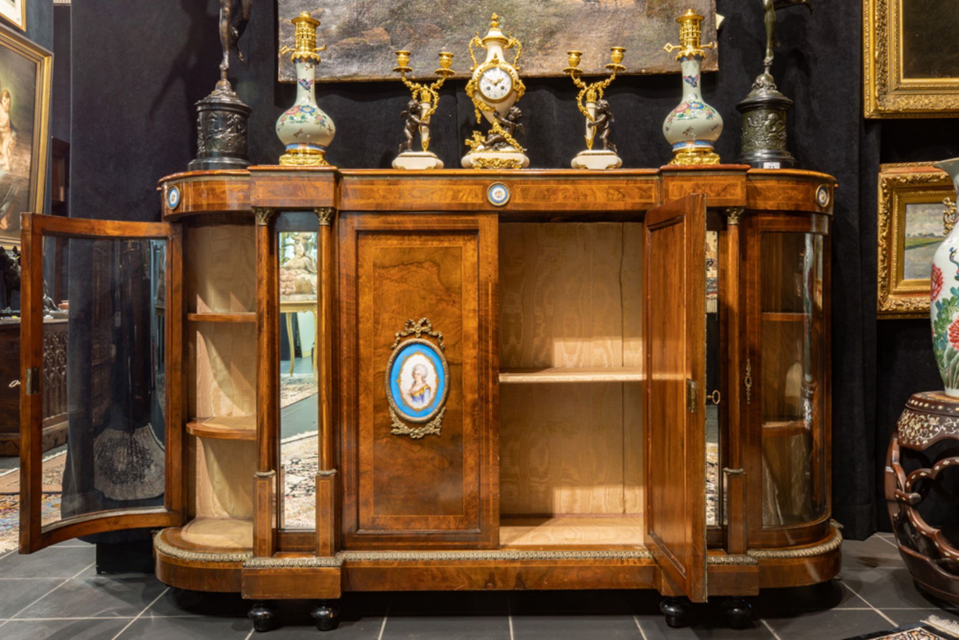 mid 19th Cent. European neoclassical display cabinet (sideboard model) in burr of walnut with - Bild 2 aus 4
