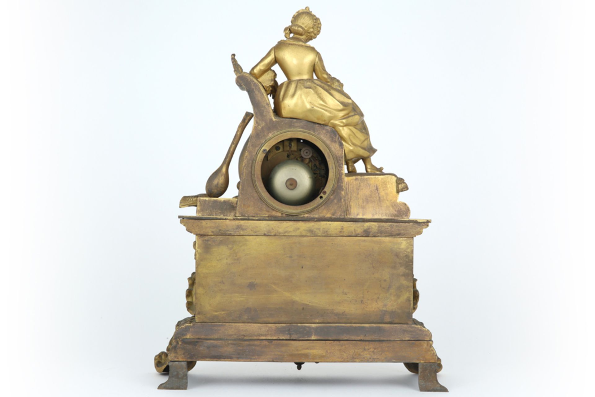 antique clock with its case in gilded metal || Antieke klok met kast versierd met een zittende vrouw - Bild 2 aus 2