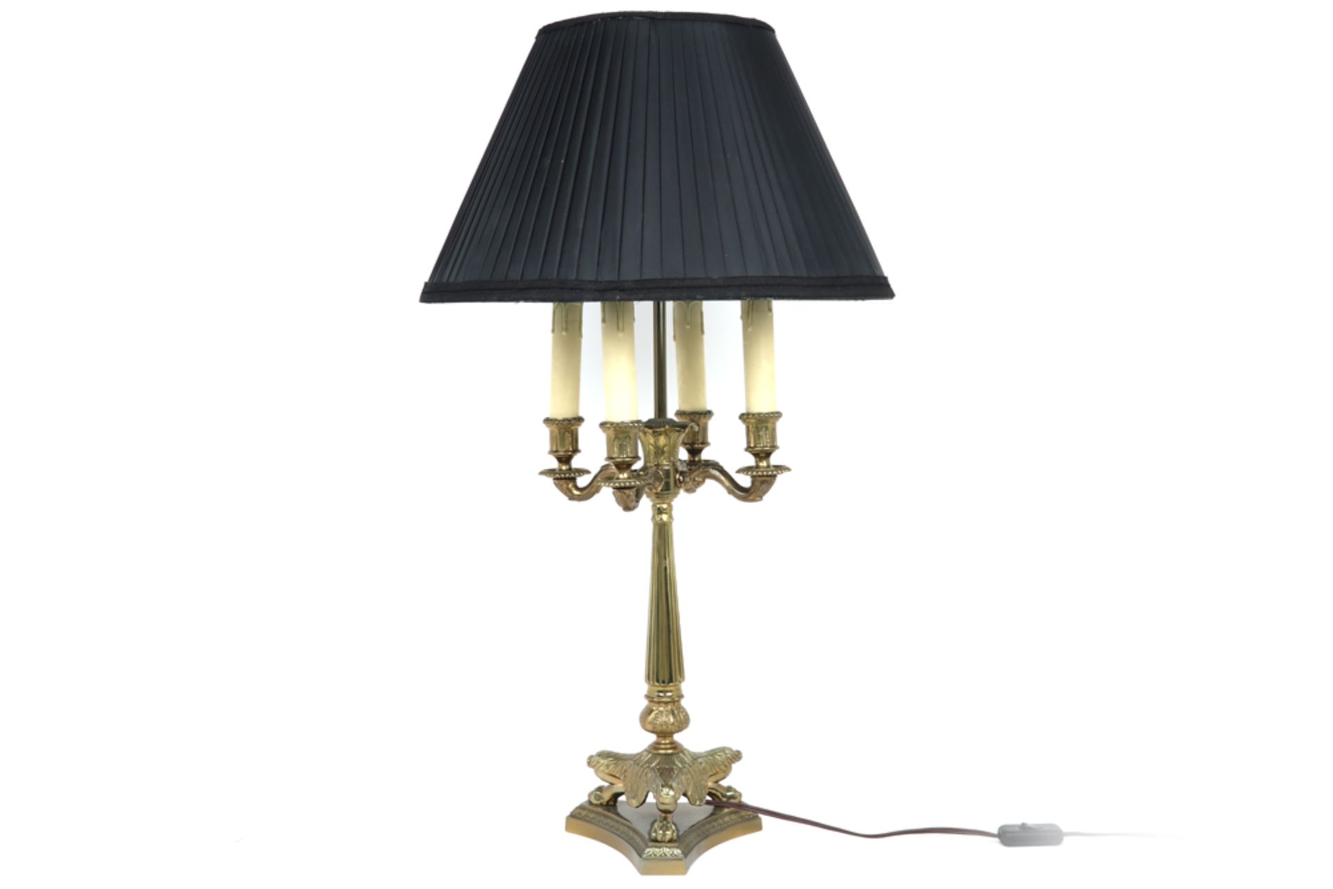table lamp with a bronze base and a black shade || Schemerlamp met voet in brons en met zwarte kap -