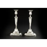 pair of antique neoclassical candlesticks in marked silver || Paar antieke neoclassicistische