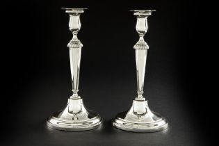 pair of antique neoclassical candlesticks in marked silver || Paar antieke neoclassicistische