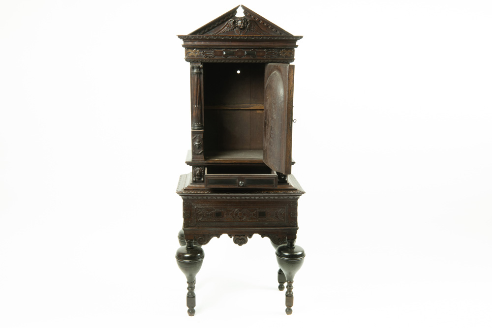 small antique Renaissance style cabinet in oak || Antiek neorenaissance crédence-meubeltje in eik - Image 2 of 5