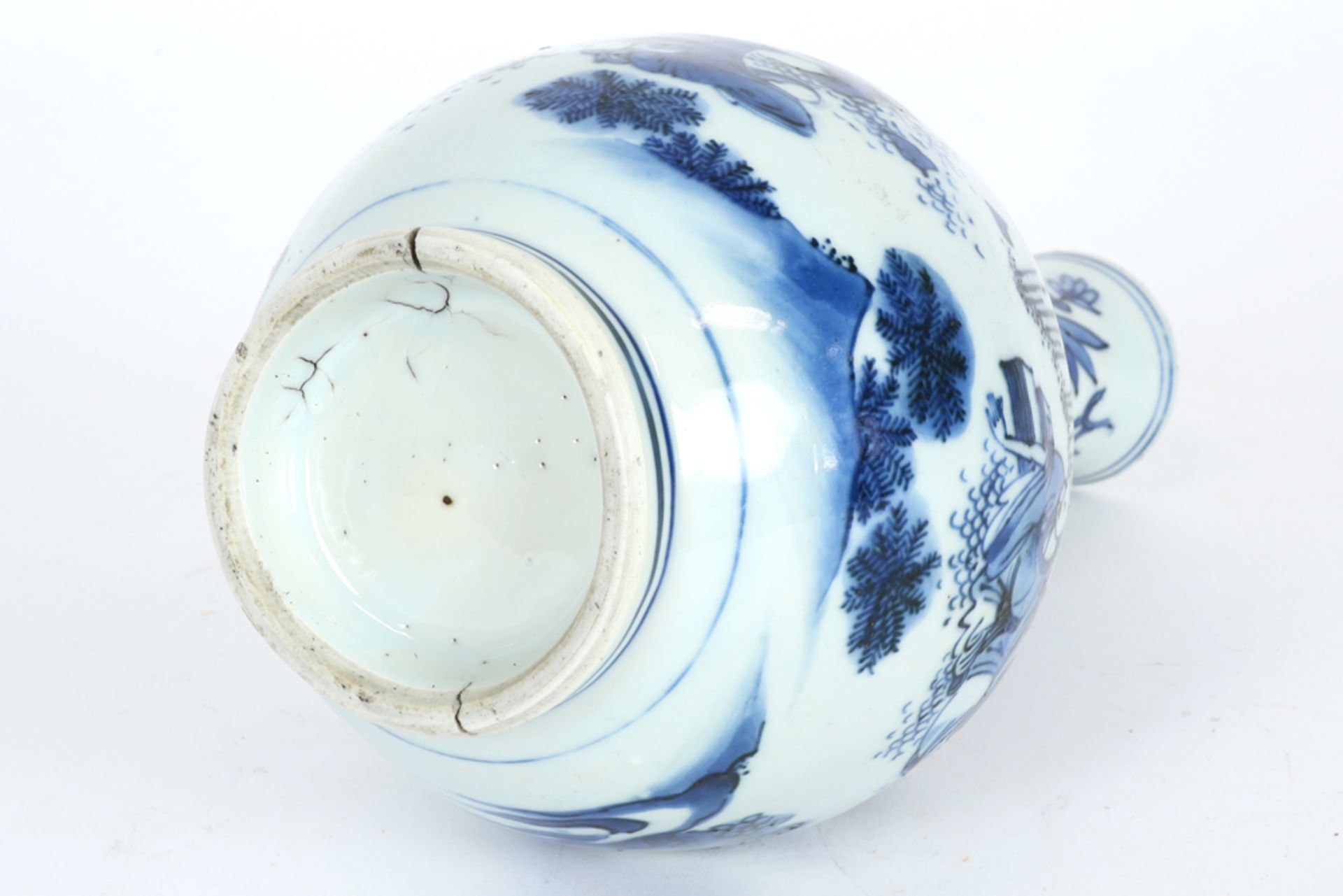 antique Chinese, presumably Kang Xi period vase in porcelain with a blue-white animated landscape - Bild 5 aus 5