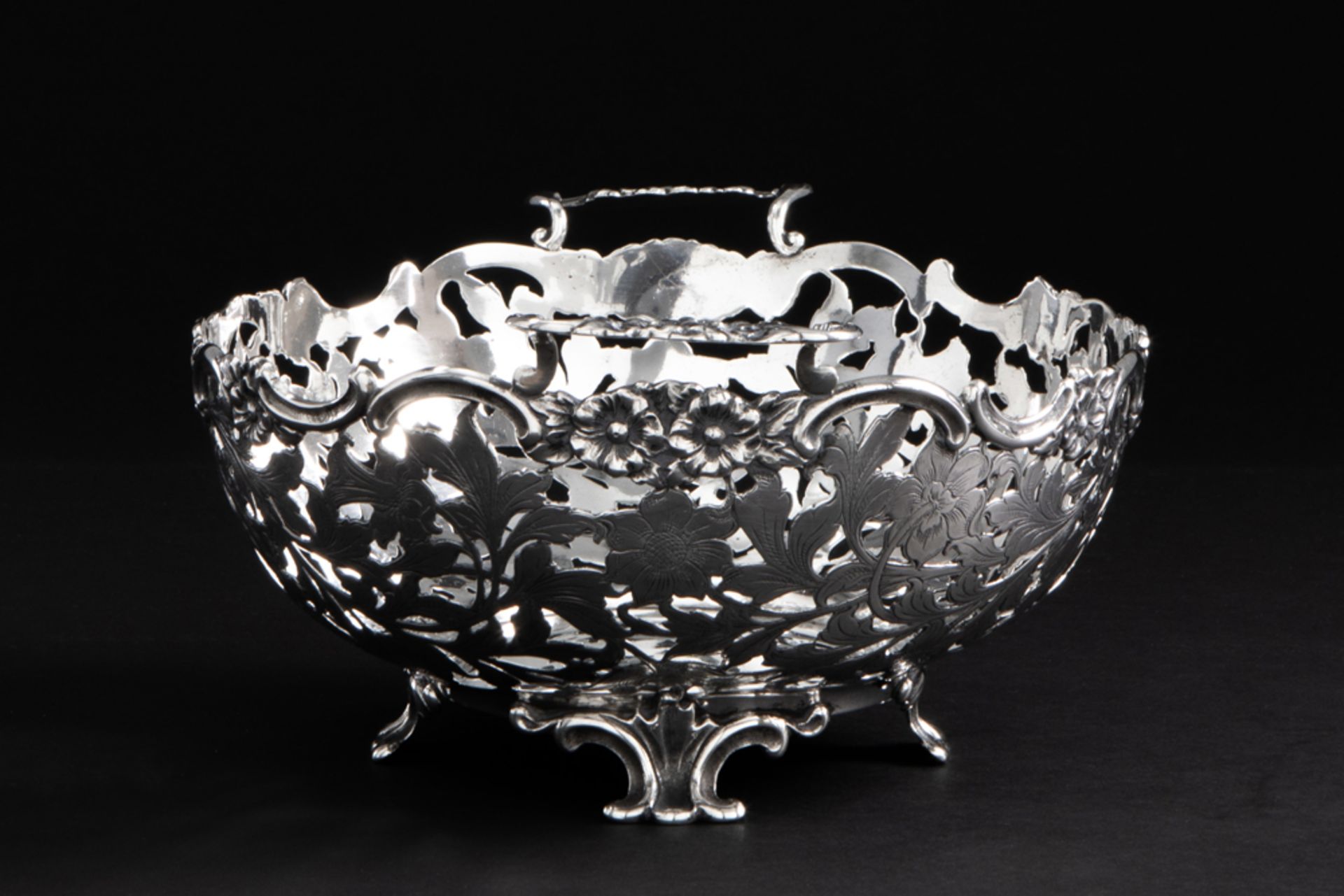 Dutch Louis XV style bread basket in "B.W. van Eldik" marked silver || B.W. VAN ELDIK Mooie, - Bild 3 aus 5