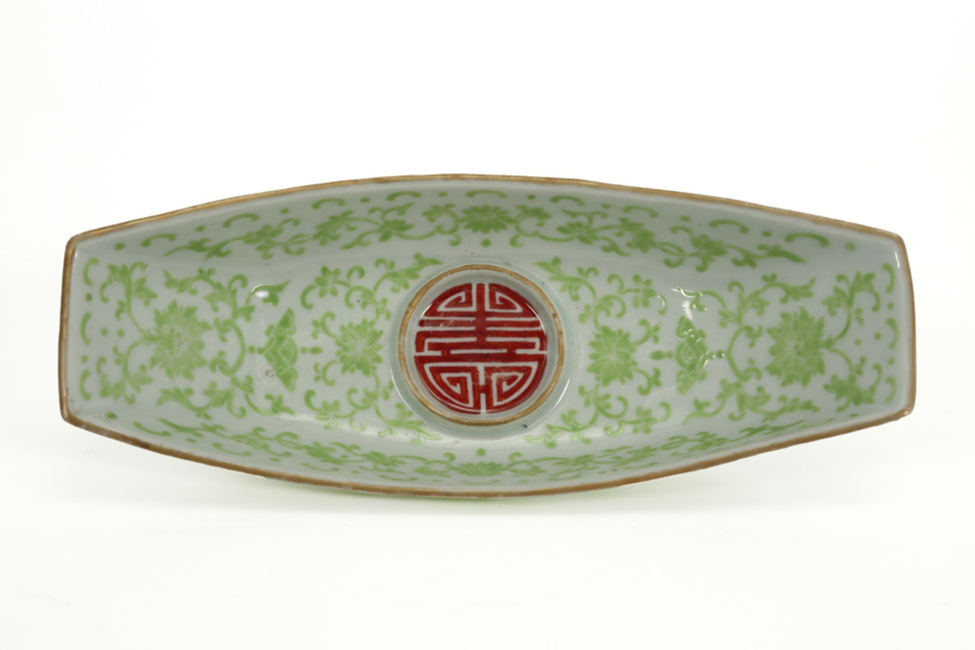 Chinese boat-shaped dish in marked porcelain with a floral decor in green || Chinees bootvormig - Bild 2 aus 4