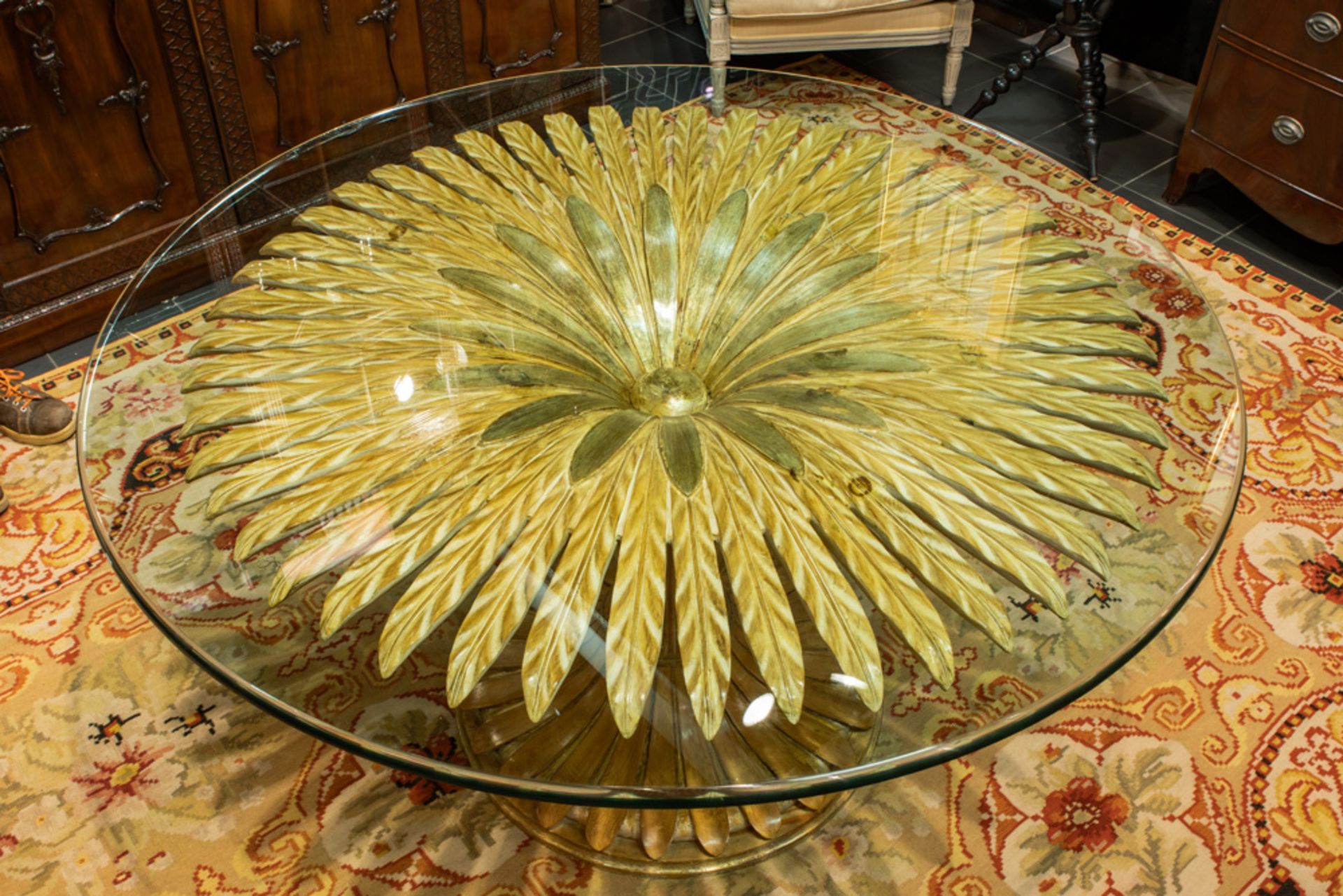 nineties' "Regency" design table with a base in partially gilded wood with typical leaves and with a - Bild 3 aus 4