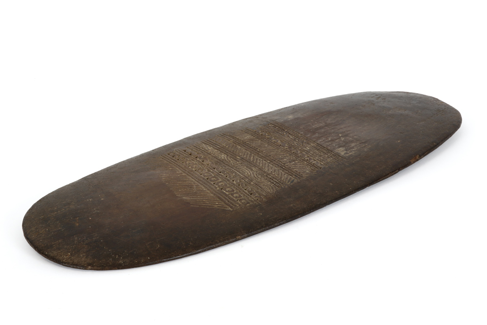 Papua New Guinean Trobiand Islands Skirt board in wood with a nice patina || PAPOEASIE NIEUW - - Image 3 of 3