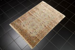 finely knotted oriental rug in silk and gold threat || Fijn geknoopt Oosters tapijt in zijde en