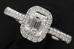 beautiful ring in white gold (18 carat) with a central 1,07 carat very high quality emerald cut