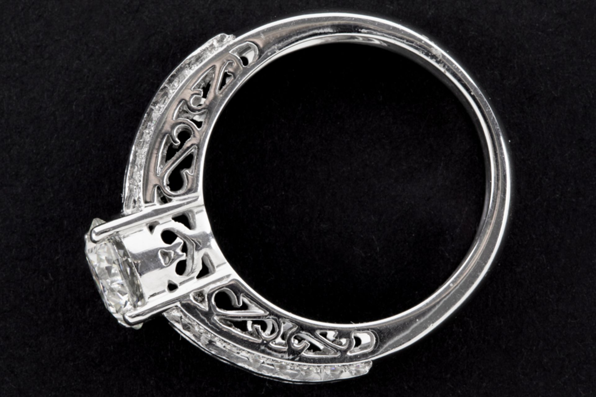 a 1,57 carat quality brilliant cut diamond set in a ring in white gold (18 carat) with circa 075 - Bild 2 aus 3