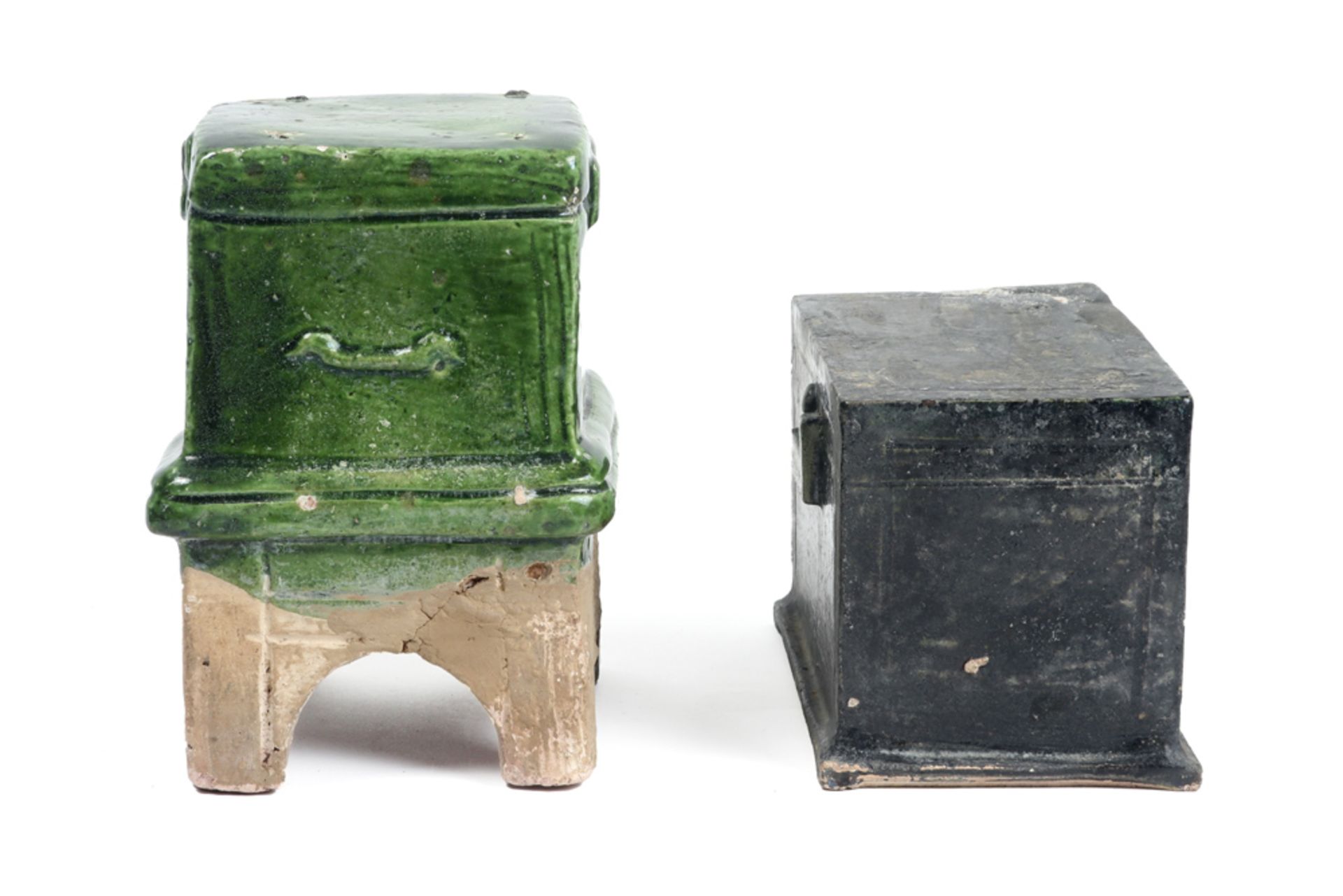 two Chinese Ming period tomb furniture items in glazed earthenware || CHINA - MING-DYNASTIE ( - Bild 4 aus 6