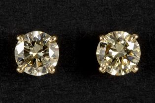 pair of earrings in yellow gold (18 carat) each with one fancy yellow quality brilliant cut