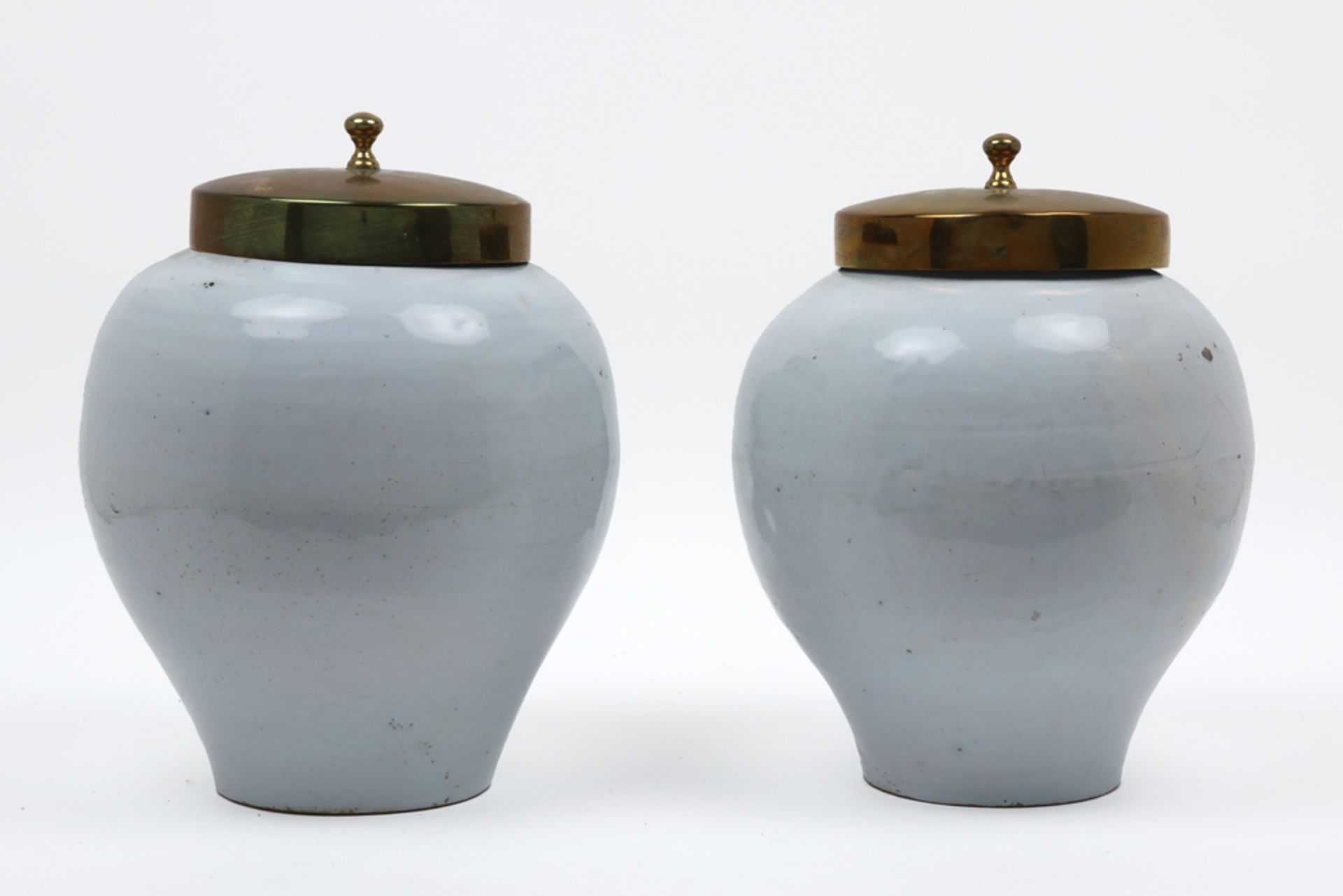 pair of antique tobacco jars in ceramic from Delt - with brass lids || Paar antieke tabakspotten - Bild 2 aus 5