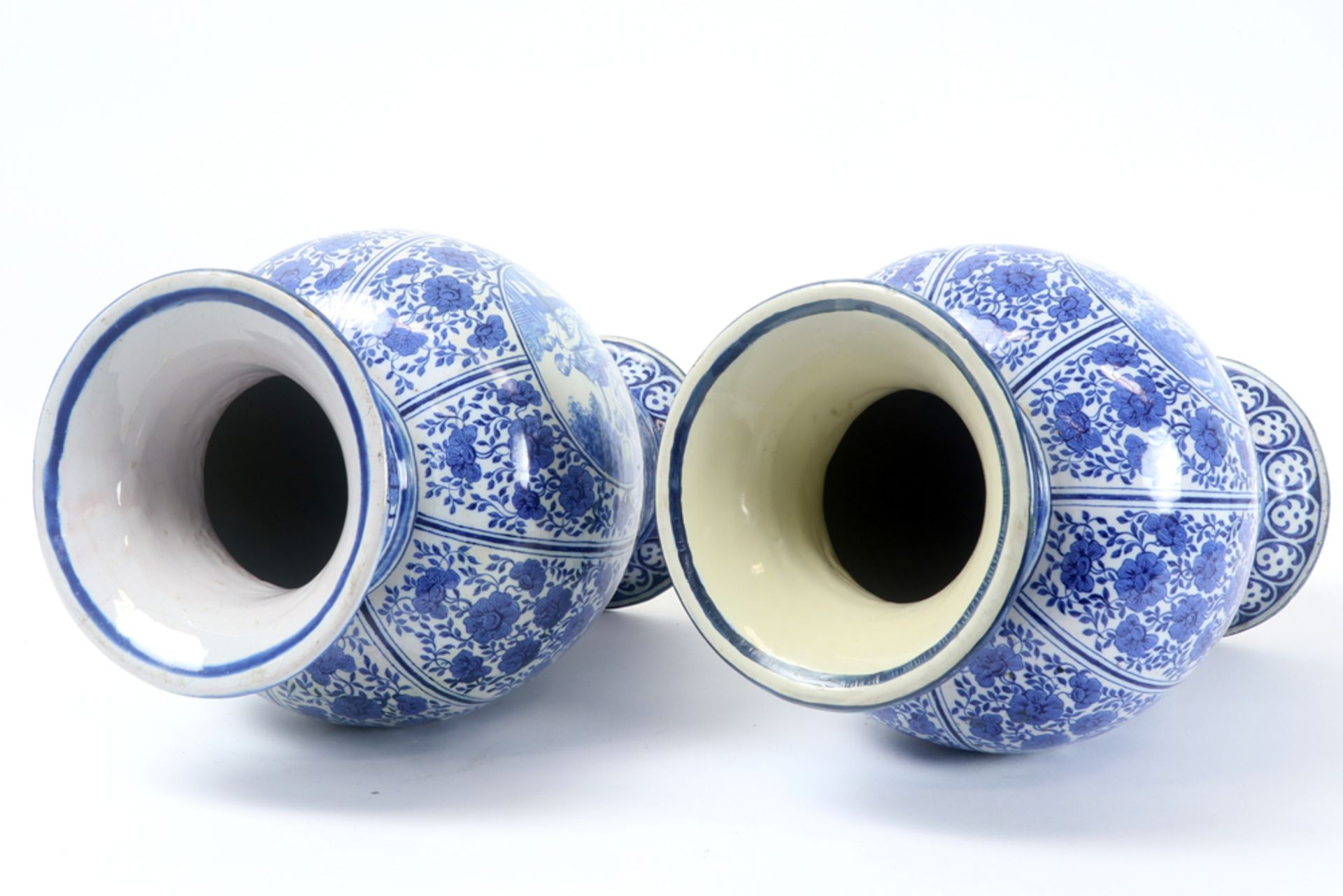 pair of antique vases in ceramic with a blue-white decor - signed C.L. Waegeneer || C.L WAEGENEER - Bild 3 aus 4