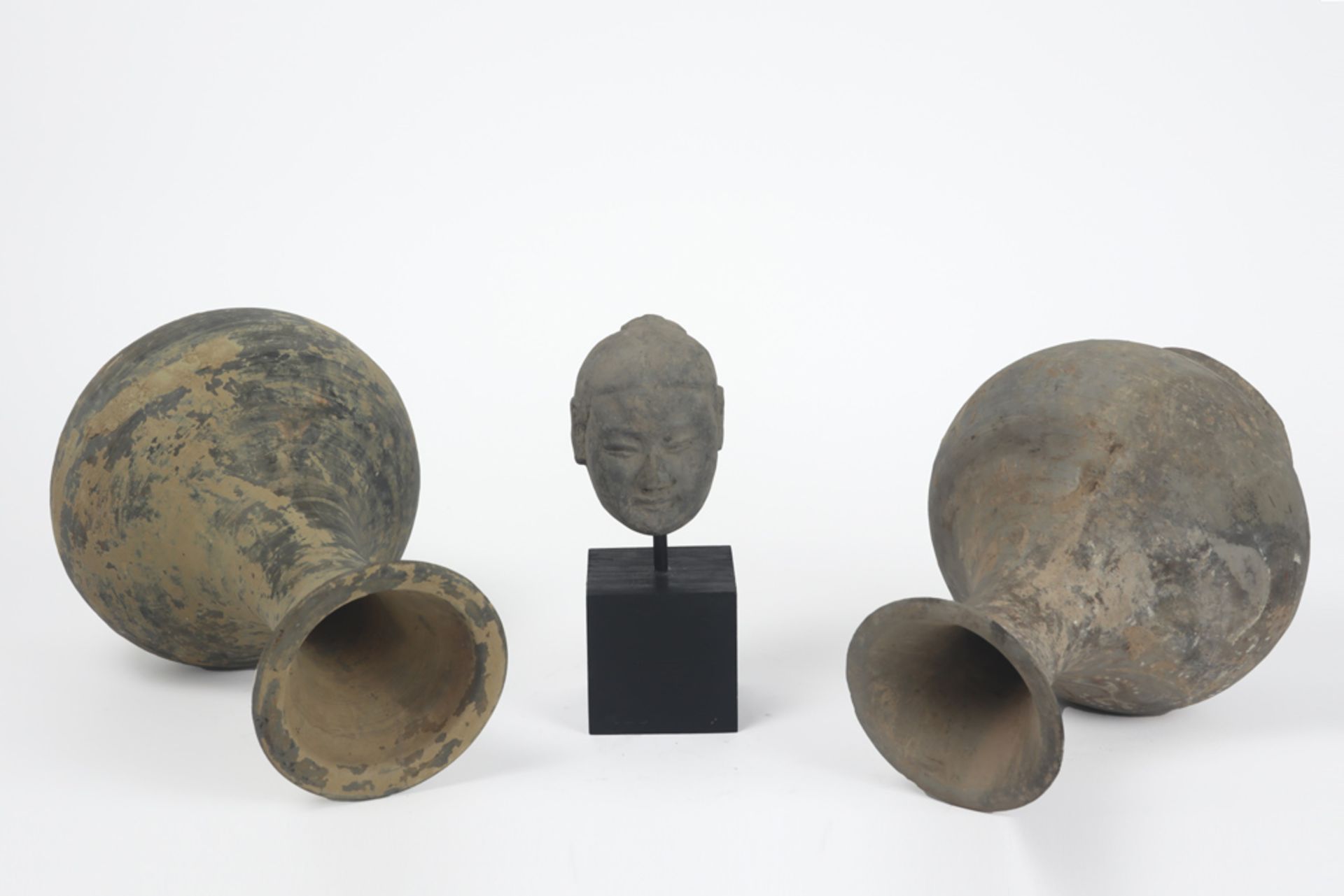 three Chinese Han Dynasty earthenware pieces : two vases and a head || CHINA - HAN - DYNASTIE (206 - Image 4 of 5