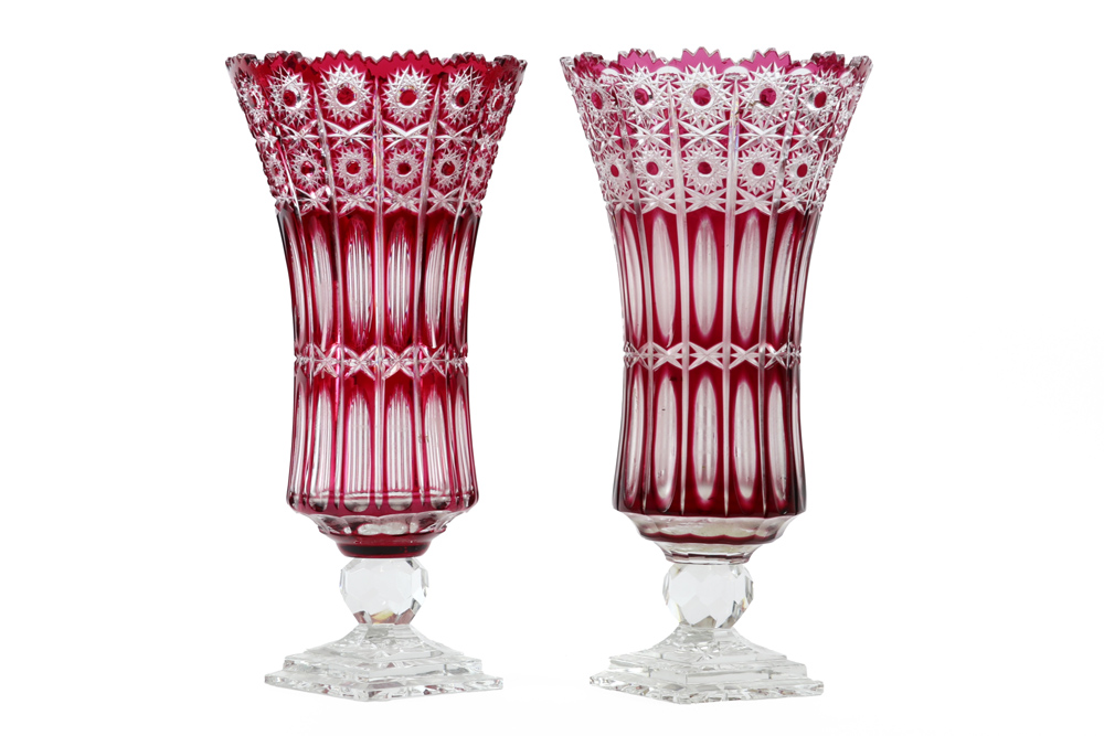 two Bohemian vases in crystal || Twee vazen op voet in Boheems deels rood kristal - hoogtes : 43 cm