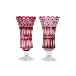 two Bohemian vases in crystal || Twee vazen op voet in Boheems deels rood kristal - hoogtes : 43 cm