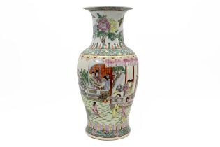 20th Cent. Chinese vase in porcelain with a polychrome decor || 20ste eeuwse Chinese vaas in