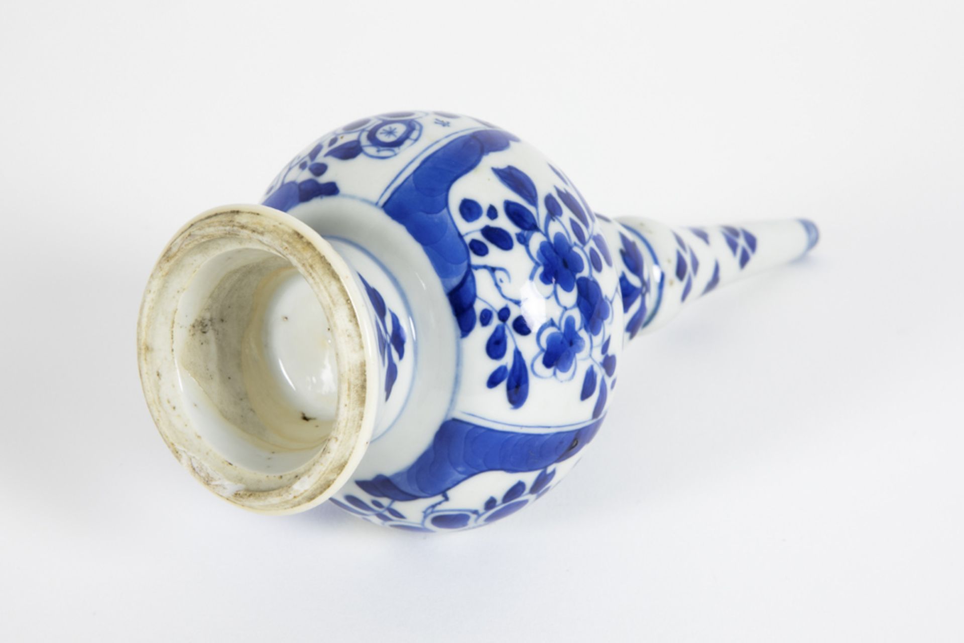18th Cent. Chinese Kang Xi period flask in porcelain with a floral blue-white decor || Achttiende - Bild 6 aus 6
