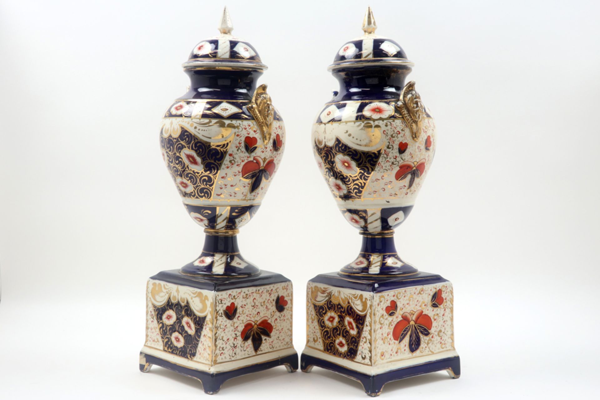 pair of antique lidded vases in ceramic with a polychrome decor || Paar vrij grote antieke - Image 2 of 8