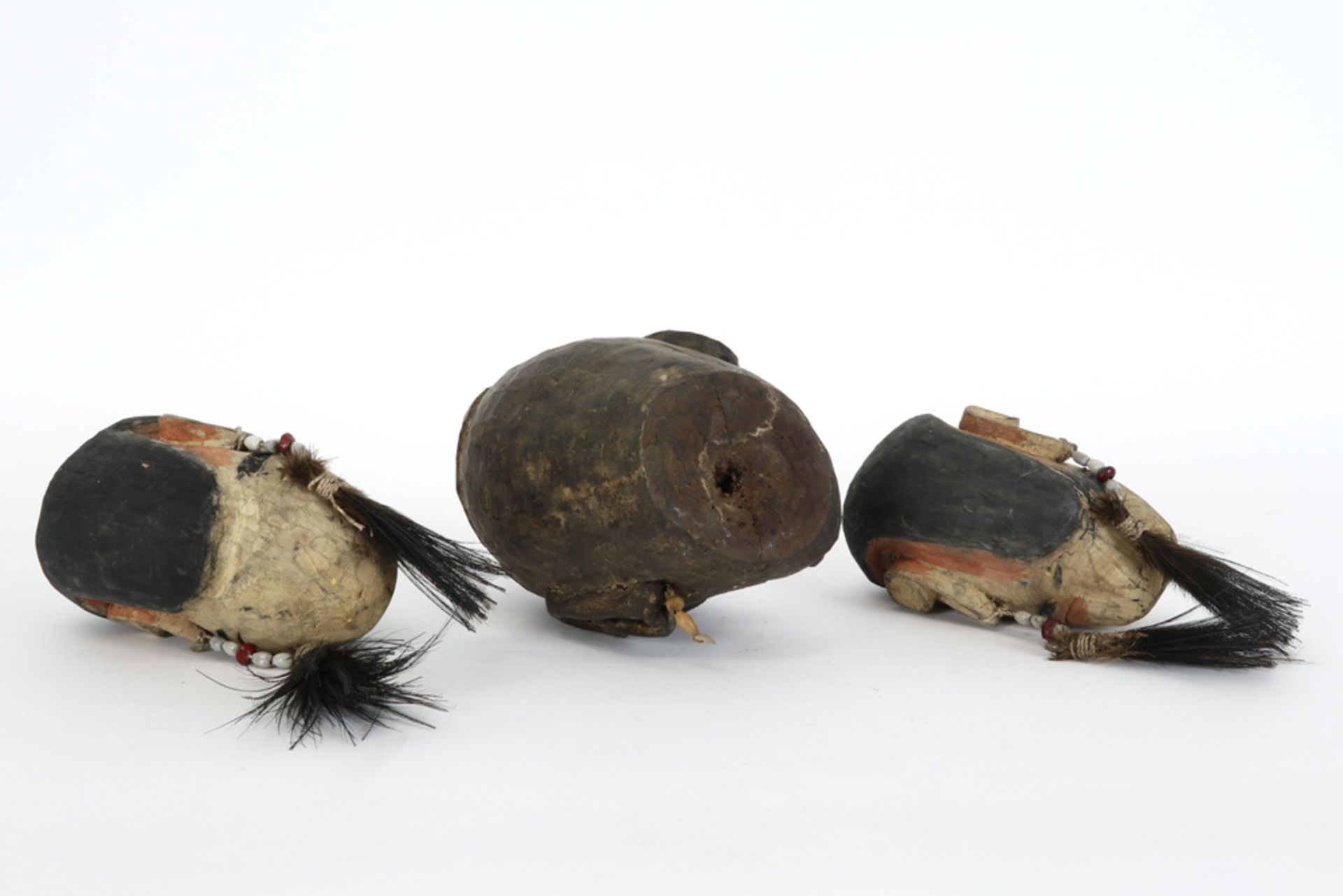 three Irian Jaya surrogate headhunter skulls || INDONESIE / IRIAN JAYA lot van drie surrogaat- - Bild 4 aus 4
