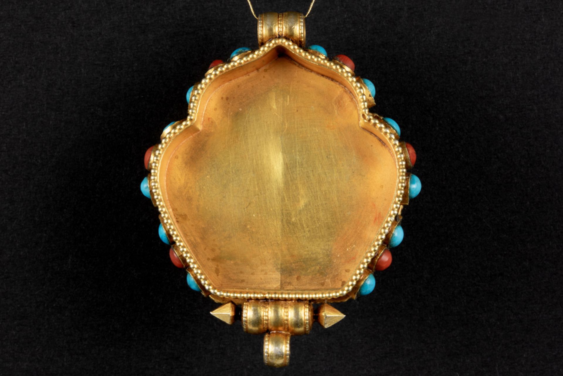 Tibeto Nepalese ghau in yellow gold on silver with turquoise, lapis lazuli and coral and with the - Bild 3 aus 3