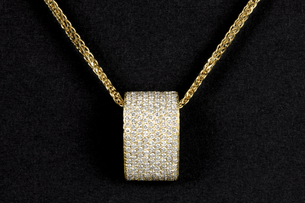 "Martine 2000" signed pendant in yellow gold (18 carat) with ca 1,50 carat of very high quality