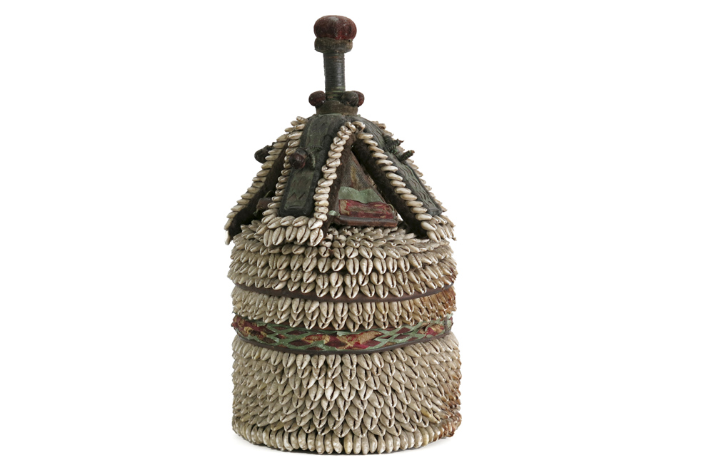 African Nigerian Yorouba spirit's box covered with cauri-shells || AFRIKA - NIGERIA goede oude zgn