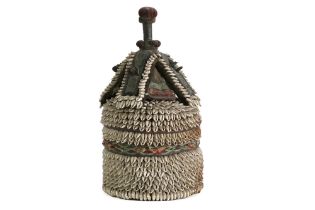 African Nigerian Yorouba spirit's box covered with cauri-shells || AFRIKA - NIGERIA goede oude zgn