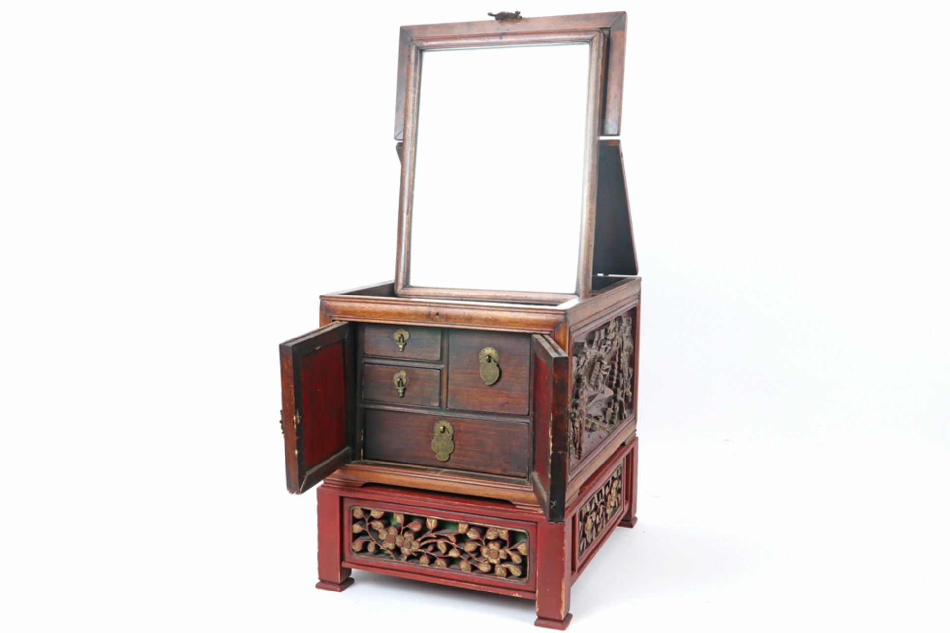 antique Chinese chest with finely sculpted panels || Antiek Chinees kistje met fijn gesculpteerde - Bild 3 aus 4