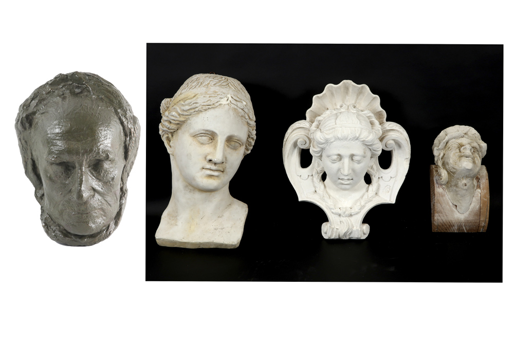 four plaster sculptures || Lot met gipsen items : drie wandsculpturen en een dodenmasker,