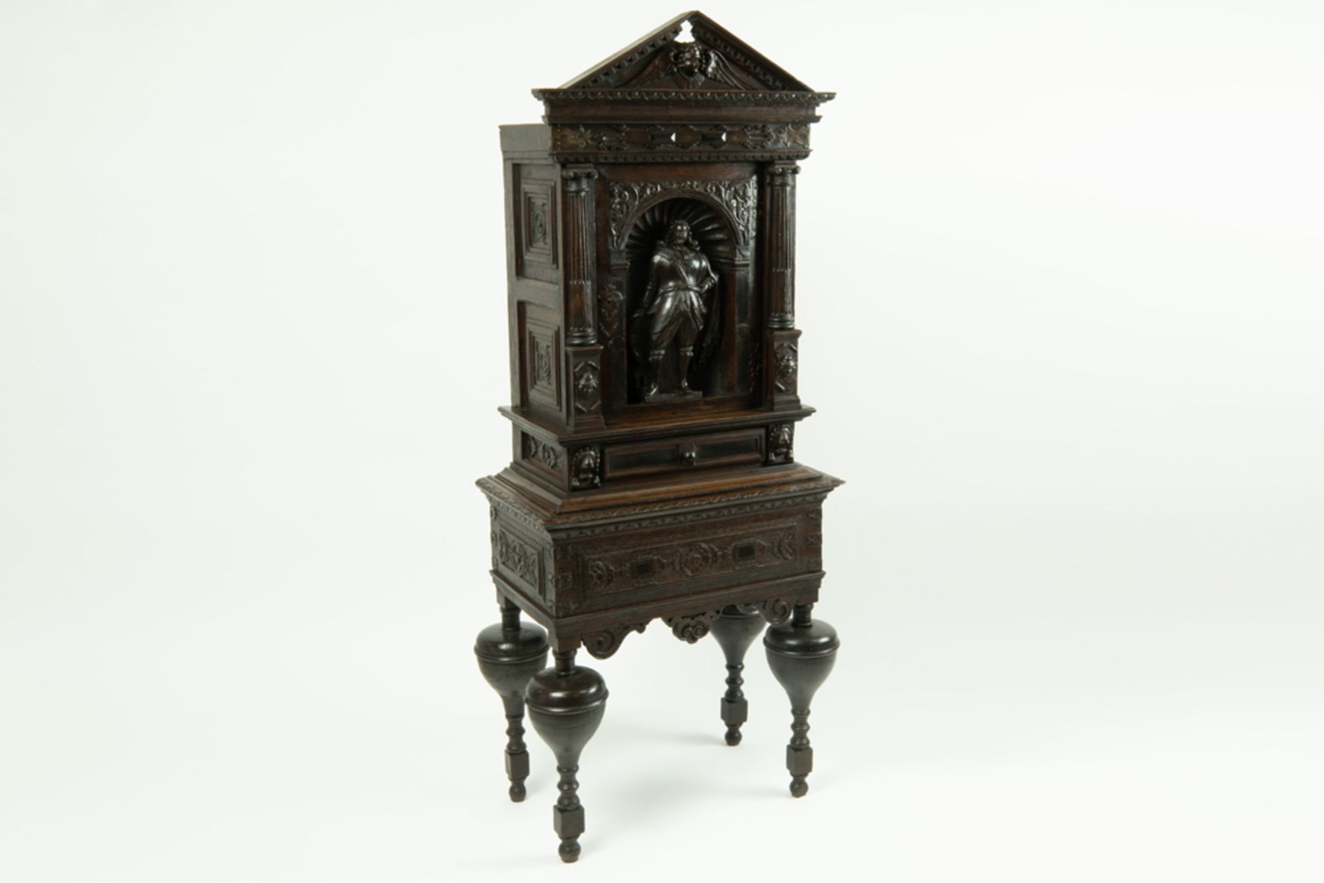 small antique Renaissance style cabinet in oak || Antiek neorenaissance crédence-meubeltje in eik - Bild 3 aus 5