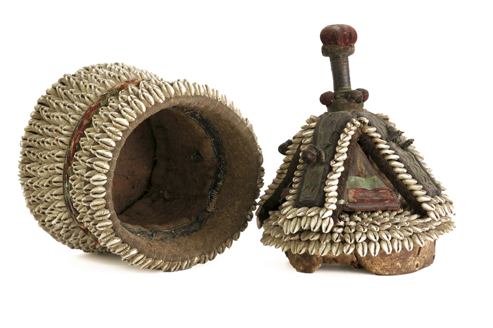 African Nigerian Yorouba spirit's box covered with cauri-shells || AFRIKA - NIGERIA goede oude zgn - Image 2 of 2