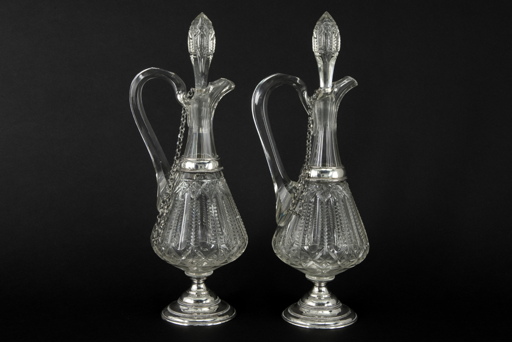 pair of antique decanters in crystal and with mounting in marked silver || Paar antieke karaffen - Image 2 of 4