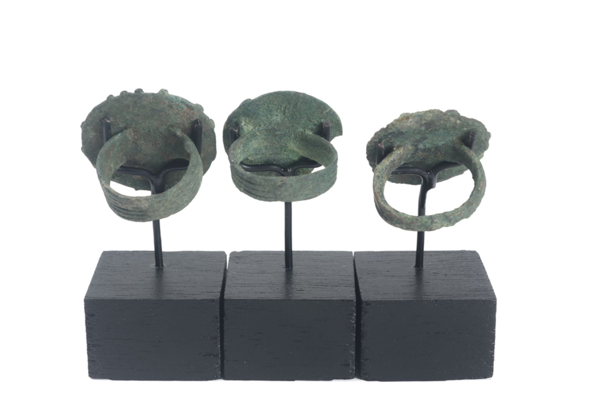 six Ancient Persia Luristan period bronze rings || OUD IRAN - LURISTAN (1200 - 800 BC) lot van zes - Bild 5 aus 5
