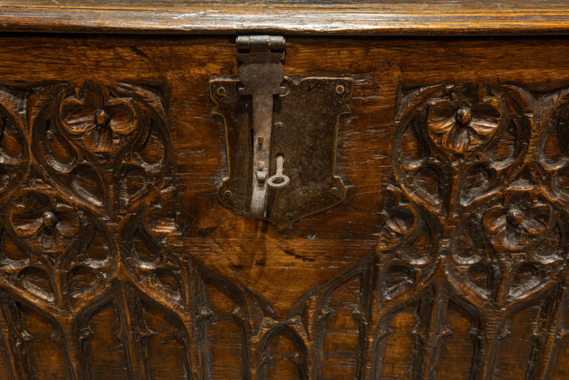 antique chest with a front with a gothic style panel || Antieke koffer met een front met gotisch - Bild 4 aus 4