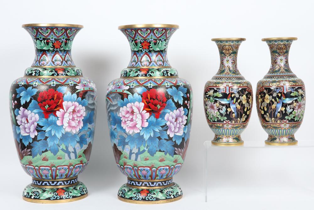 various lot of seven Chinese cloisonné items || Lot (7) Chinese cloisonné met twee paar vazen, een - Image 2 of 6