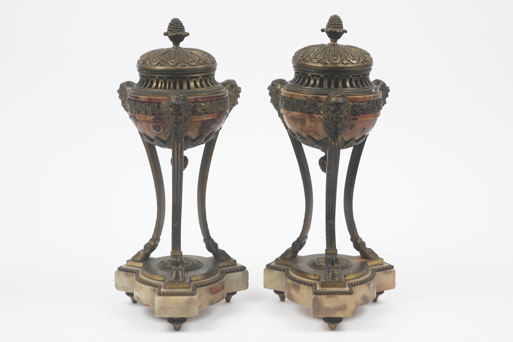 pair of antique neoclassical covered urns (with incense burner) in marble and bronze || Paar antieke