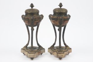 pair of antique neoclassical covered urns (with incense burner) in marble and bronze || Paar antieke