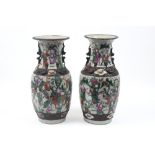 pair of antique Chinese "Nankin" vases in porcelain with a polychrome decor with warriors || Paar